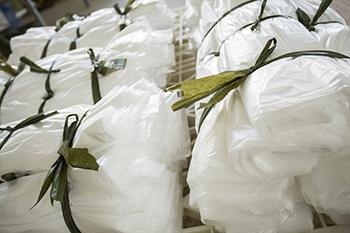 白いプラスチック米のパッキング袋、PP の編まれた/非編まれた生地はハンドルによって食品包装袋に塗りました